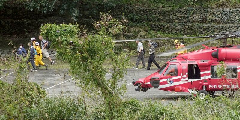 Menschen, die noch nach dem Erdbeben am 3. April im Taroko-Nationalpark festsaßen, konnten gerettet werden und verlassen in Begleitung von Rettungskräften den Hubschrauber. - Foto: -/kyodo/dpa