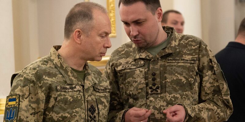 Der Oberbefehlshaber der ukrainischen Streitkräfte Olexander Syrskyj (l) und der Kommandeur des ukrainischen Militärgeheimdienstes HUR Kyrylo Budanow unterhalten sich während einer Verleihungszeremonie in Kiew. - Foto: -/Ukrainian Presidential Press Office/AP/dpa