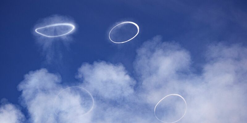 Wirbelringe treten aus dem sizilianischen Ätna-Vulkan aus. - Foto: Giuseppe Di Stefano/AP/dpa