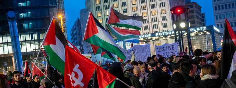 Teilnehmer einer pro-Palästina Demonstration stehen auf dem Potsdamer Platz in Berlin. - Foto: Christophe Gateau/dpa