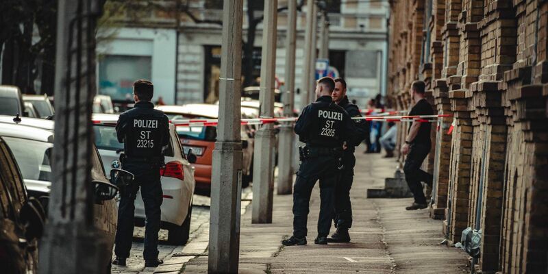 Die Polizei hat in einer Wohnung in Halle einen Gegenstand gefunden, bei dem es sich nach ersten Ermittlungen um einen zündfähigen Sprengsatz handelt. - Foto: Tom Musche/dpa-Zentralbild/dpa