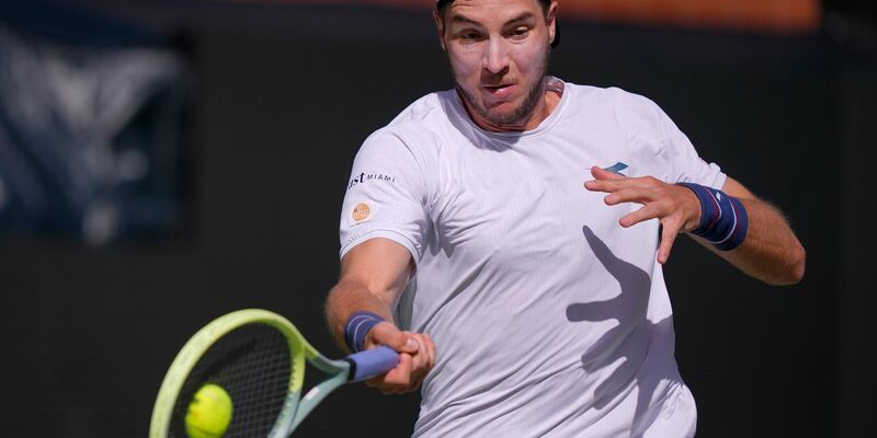 Steht in Monte Carlo in der zweiten Runde: Jan-Lennard Struff. - Foto: Ryan Sun/AP/dpa/Archivbild