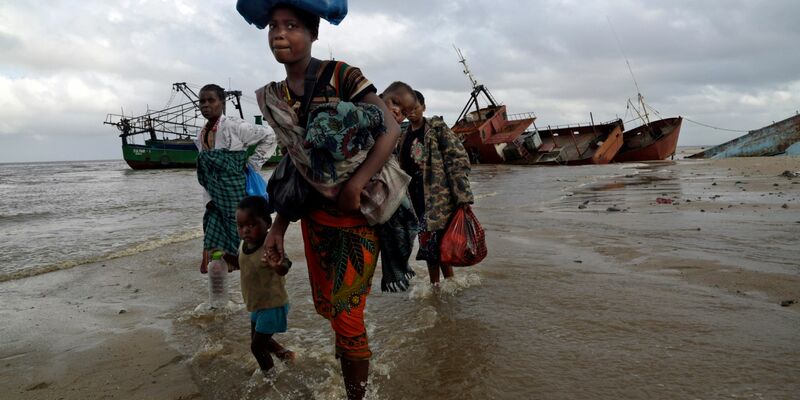 In Mosambik wollten Menschen mit einem Fischerboot vor einer Choleraepidemie fliehen. (Archivbild) - Foto: Tsvangirayi Mukwazhi/AP/dpa