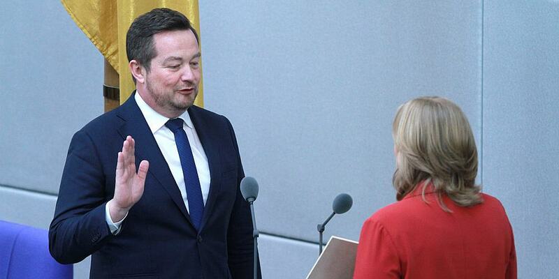 Uli Grötsch bei seiner Vereidigung mit Bundestagspräsidentin Bärbel Bas (Archiv) - Foto: über dts Nachrichtenagentur