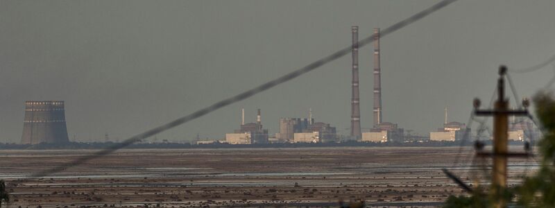 Die sechs Reaktoren des Kernkraftwerks Saporischschja liegen still, müssen aber gekühlt werden. - Foto: LIBKOS/AP/dpa