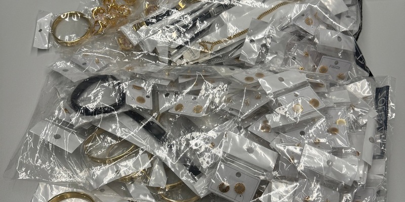 HZA-H: Koffer voller gefälschter Luxuswaren vom Zoll Hannover gestoppt - Foto: presseportal.de