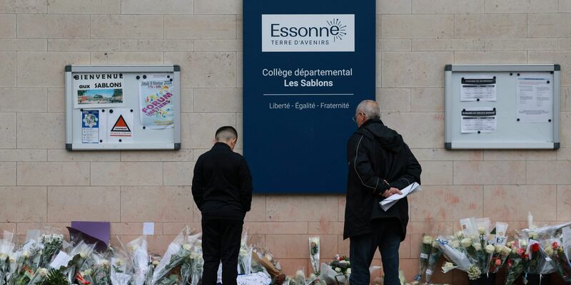 Blumen vor dem Eingang der Mittelschule Les Sablons in Viry-Chatillon nach dem gewaltsamen Tod eines 15-jährigen Schülers. - Foto: Emmanuel Dunand/AFP/dpa