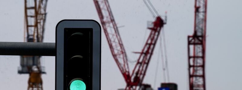 Auf dem Bau sollen die Ampeln bald auf Grün umspringen. (Archivbild) - Foto: Soeren Stache/dpa