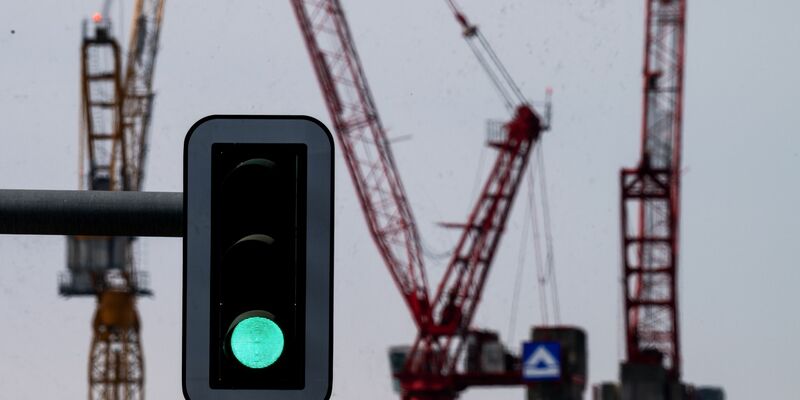 Auf dem Bau sollen die Ampeln bald auf Grün umspringen. (Archivbild) - Foto: Soeren Stache/dpa