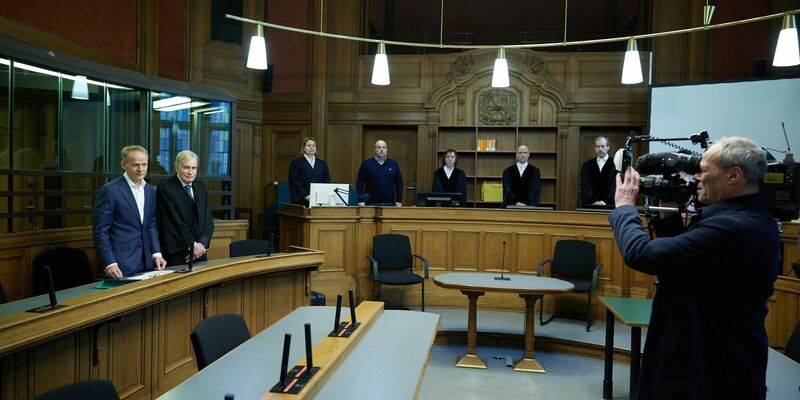 Der angeklagte Arzt und sein Anwalt  Ende Februar im Kriminalgericht Moabit. - Foto: Jörg Carstensen/dpa