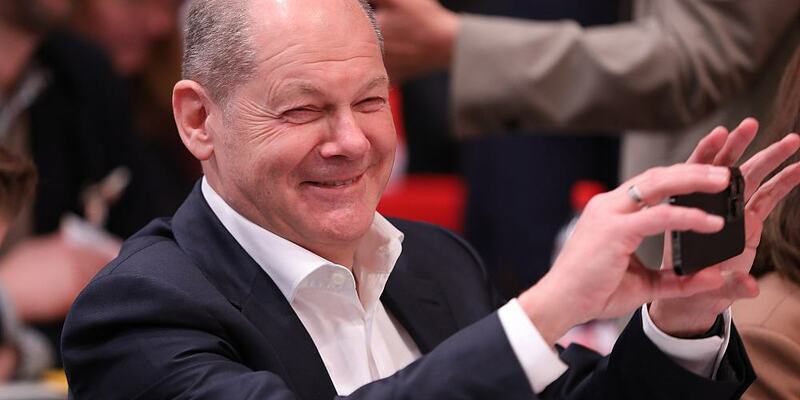 Olaf Scholz hat ein Smartphone in der Hand (Archiv) - Foto: über dts Nachrichtenagentur