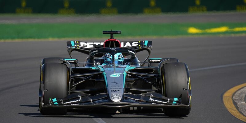 Der Brite George Russell fährt im Mercedes-Boliden auf der Strecke in Melbourne. - Foto: Hasan Bratic/dpa