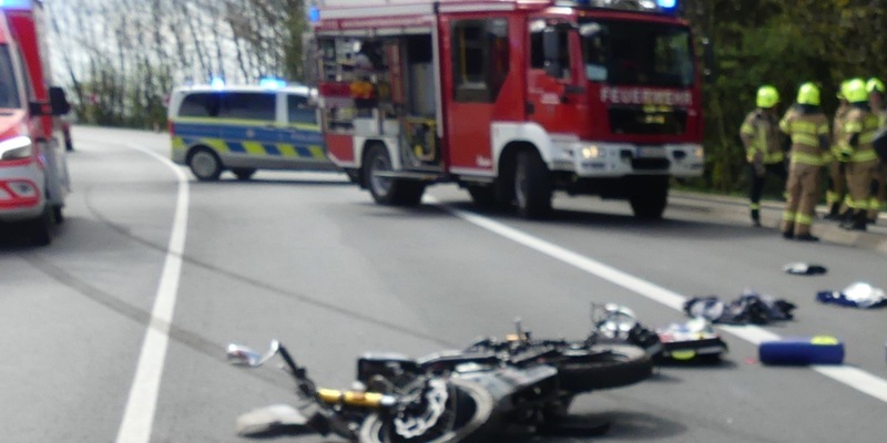 POL-GM: Auto überschlägt sich nach Kollision mit einem Motorrad und landet auf dem Dach - Foto: presseportal.de