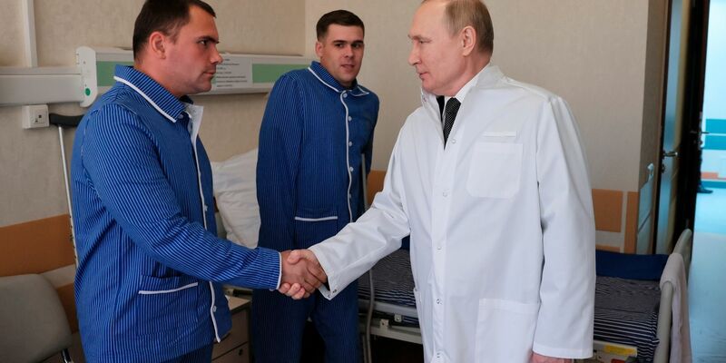 Russlands Präsident Wladimir Putin (r.) während eines Besuchs von verletzten Gefreiten im zentralen Militärkrankenhaus in Moskau. - Foto: Mikhail Metzel/Sputnik Kremlin/AP/dpa