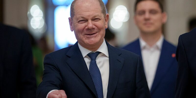 Bundeskanzler Olaf Scholz gewährt ab heute auf Tiktok einen Einblick in seinen Arbeitsalltag. - Foto: Andreea Alexandru/AP/dpa
