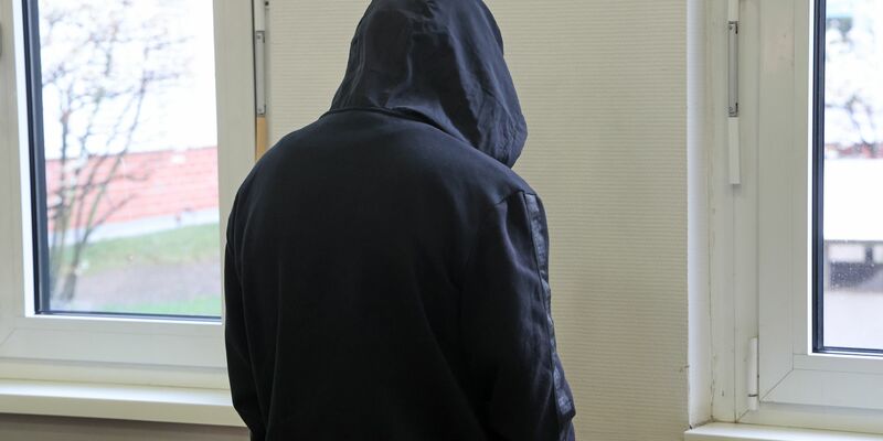 Einer der beiden Angeklagten vor Prozessbeginn im Landgericht Stralsund. - Foto: Bernd Wüstneck/dpa