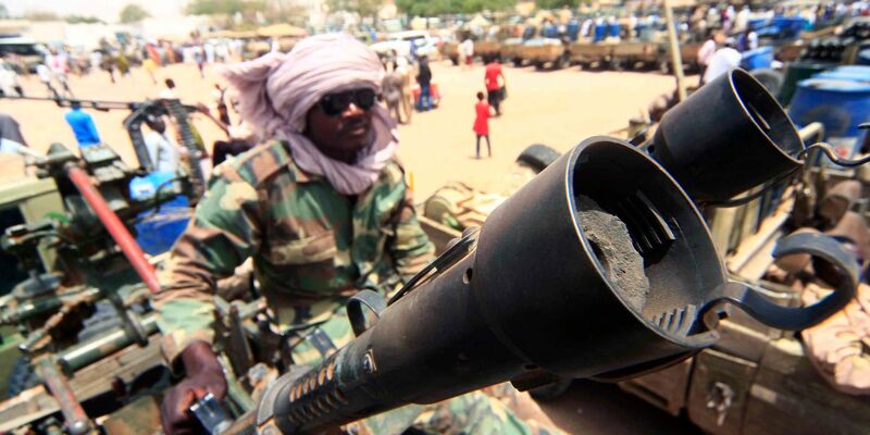 Ein Milizionär mit militärischer Ausrüstung, die angeblich während eines Gefechts im umkämpften Gebiet in Süd-Darfur erbeutet wurde. - Foto: Marwan Ali/EPA/dpa