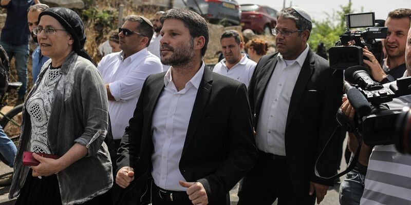 Ben-Gvir (r.) und Betzalel Smotrich in Jerusalem: Der eine droht mit Sturz, der andere will mehr Härte. - Foto: Ilia Yefimovich/dpa