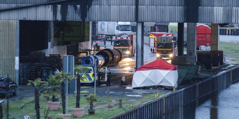 Spurensicherung im Dortmunder Hafen am 4. April nach dem Tod eines Obdachlosen. - Foto: Wickern/news4 Video-Line TV/dpa