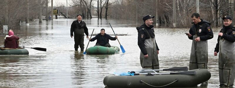Überschwemmungen in der russischen Stadt Orsk. - Foto: Anatoly Zhdanov/Kommersant Publishing House/AP/dpa