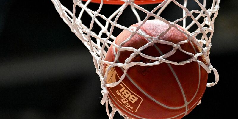 Eine Studie hat den Einfluss von ermunternden Berührungen auf die Wurfleistung im Frauen-Basketball untersucht. - Foto: Hendrik Schmidt/dpa