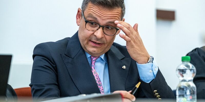 Der österreichische Ex-Politiker Gerald Grosz will gegebenenfalls bis vor das Bundesverfassungsgericht ziehen. - Foto: Armin Weigel/dpa