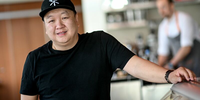 Spitzenkoch The Duc Ngo in seinem Restaurant «Funky Fisch» in Berlin. - Foto: Britta Pedersen/dpa