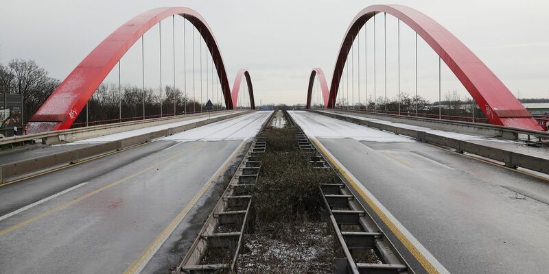 Die Brücke der Bundesautobahn auf der A42 über den Rhein-Herne Kanal ist wegen Brückenmängel in beide Richtungen gesperrt. - Foto: David Young/dpa