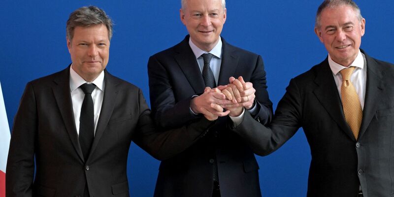 Wirtschaftsminister Robert Habeck (l-r)kommt mit seinen Amtskollegen Bruno Le Maire aus Frankreich und Adolfo Urso aus Italien für ein trilaterales Treffen zur europäischen Industriepolitik zusammen. - Foto: Bertrand Guay/AFP/dpa