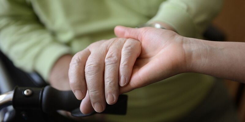 Die Berührung einer bekannten Person macht bei Erwachsenen keinen Unterschied zu einer Berührung von professionellem Personal. - Foto: Jens Kalaene/dpa-Zentralbild/dpa