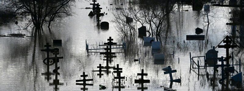 Ein Friedhof in Orsk in Russland steht unter Wasser. - Foto: Anatoly Zhdanov/Kommersant Publishing House/AP