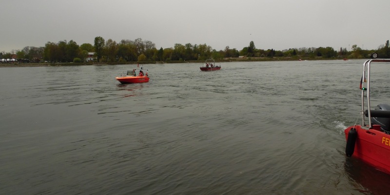 FW-KA: Rettungsaktion nach vermisster Person auf dem Rhein - Foto: presseportal.de