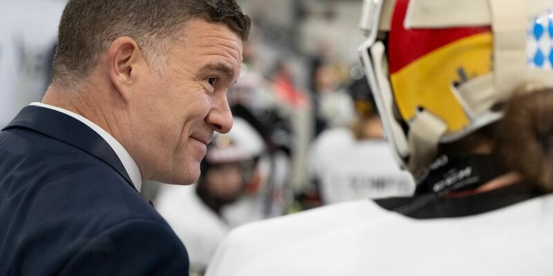 Bundestrainer Jeff MacLeod und die deutschen Eishockey-Frauen holten sich bei der WM den Gruppensieg. - Foto: Sven Hoppe/dpa