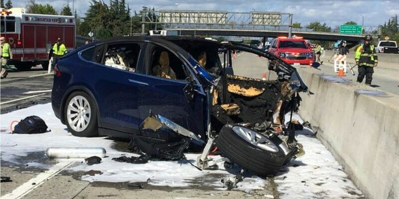 Vor sechs Jahren steuerte Teslas «Autopilot»-System einen Wagen in ...
