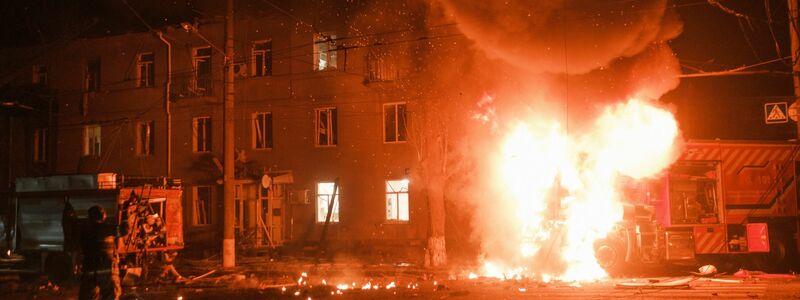 Jüngste russische Angriffe auf Charkiw haben schwere Zerstörungen angerichtet und unter anderem die Stromversorgung zum Erliegen gebracht. - Foto: George Ivanchenko/AP/dpa