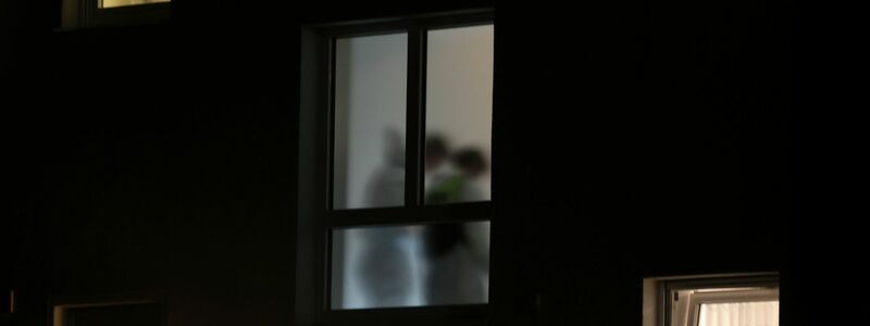 In einem Mehrfamilienhaus in einem kleinen Dorf bei Augsburg hat ein Mann nach Angaben der Polizei drei Menschen erschossen: zwei Frauen und einen Mann. Zwei weitere Personen habe er am Freitagabend schwer verletzt. - Foto: Karl-Josef Hildenbrand/dpa