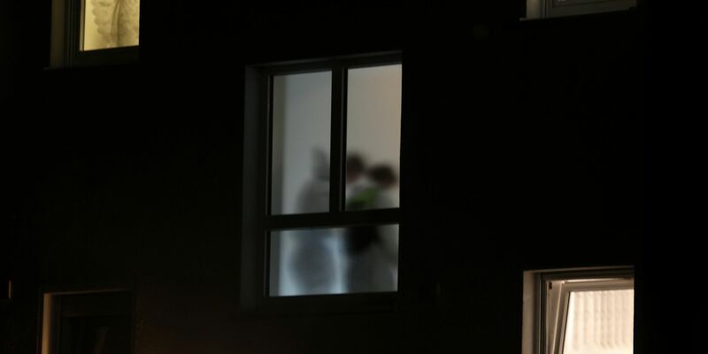 In einem Mehrfamilienhaus in einem kleinen Dorf bei Augsburg hat ein Mann nach Angaben der Polizei drei Menschen erschossen: zwei Frauen und einen Mann. Zwei weitere Personen habe er am Freitagabend schwer verletzt. - Foto: Karl-Josef Hildenbrand/dpa