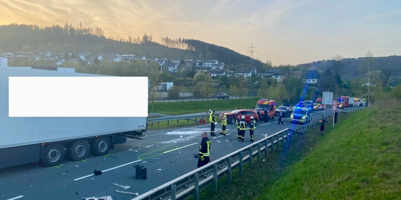 FF Olsberg: Verkehrsunfall auf B490n am Losenbergtunnel in Olsberg - Foto: presseportal.de