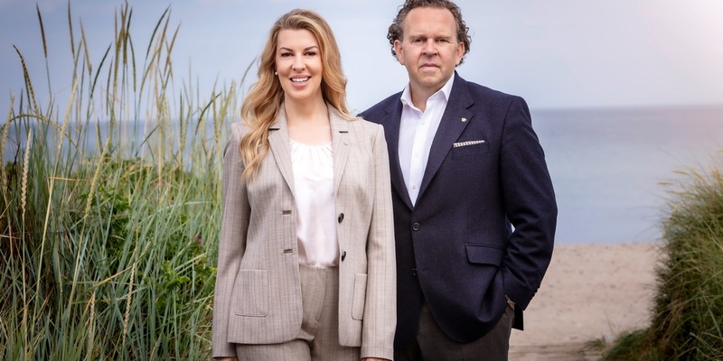 Große Ehre auf Weissenhaus / Das Direktorenpaar Natalie Fischer-Nagel und Frank Nagel wird mit Deutschlands renommiertem Branchenpreis der ahgz als Hoteliers des Jahres 2024 ausgezeichnet - Foto: presseportal.de