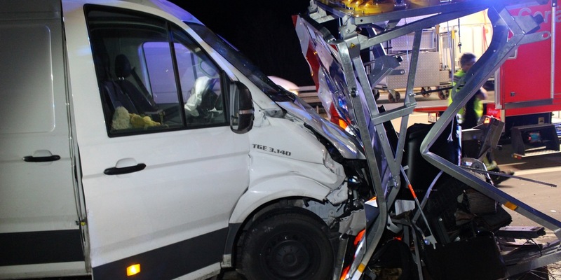 API-TH: Kleintransporter fährt ungebremst auf Schilderwagen auf - Foto: presseportal.de