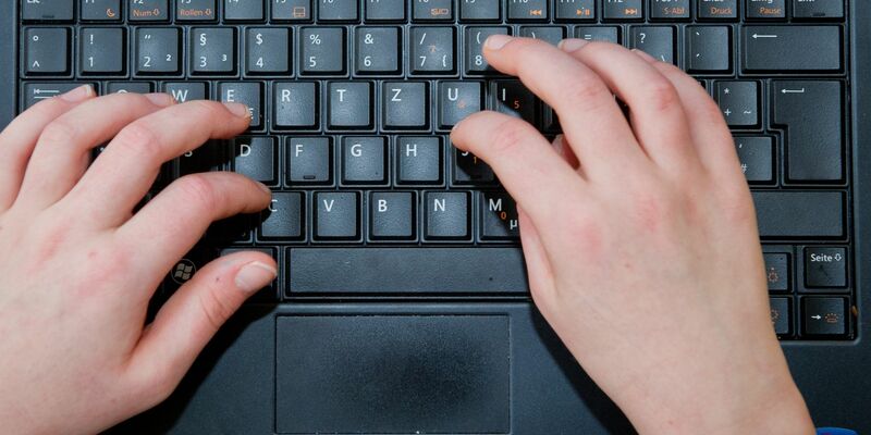 In Deutschland gibt es einige Millionen Menschen, die das Internet nicht nutzen. - Foto: Ole Spata/dpa