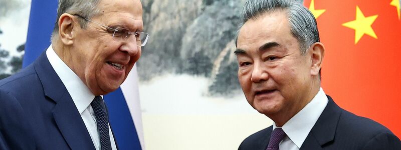 Der russische Außenminister Sergej Lawrow (l.) und sein chinesischer Amtskollege Wang Yi. - Foto: Russian Foreign Ministry Press Service/AP/dpa