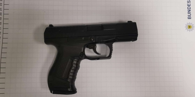 BPOL NRW: Zugriffsbereit im Hosenbund - Bundespolizisten stellen Anscheinswaffe sicher - Foto: presseportal.de