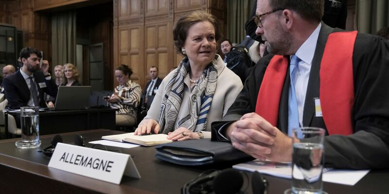 Tania von Uslar-Gleichen (l.) und Christian J. Tams, Mitglied des deutschen Anwaltsteams. - Foto: Patrick Post/AP/dpa