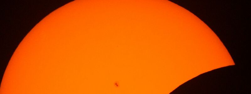 Sonnenflecken sind während der Anfangsphase der Sonnenfinsternis zu sehen. - Foto: Julio Cortez/AP