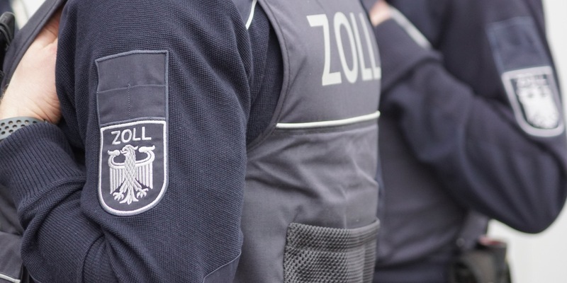 HZA-A: Groß angelegte Durchsuchungsaktion in Verfahren wegen des Verdachts auf Vorenthalten und Veruntreuen von Arbeitsentgelt in der Baubranche - Foto: presseportal.de