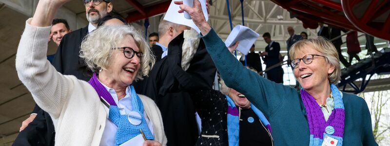 Freude bei den Klagenden: Die Schweizer Klimaseniorinnen nach dem Urteil vor dem Gerichtsgebäude. - Foto: Jean-Christophe Bott/KEYSTONE/dpa