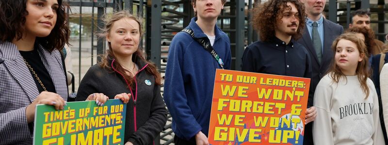 Die schwedische Klimaaktivistin Greta Thunberg (2.v.l.) demonstriert zusammen mit Jugendlichen aus Portugal vor dem Europäischen Gerichtshof für Menschenrechte. - Foto: Jean-Francois Badias/AP/dpa