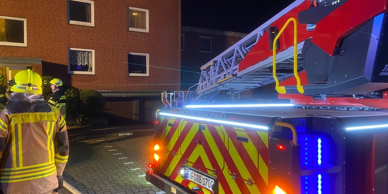 FW-SE: Feuer auf dem Balkon eines Mehrfamilienhauses und parallel schwerer Verkehrsunfall in Henstedt-Ulzburg - Foto: presseportal.de