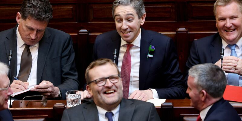 Irlands neuer Regierungschef: Simon Harris (M.). - Foto: Maxwell Photography/PA/dpa